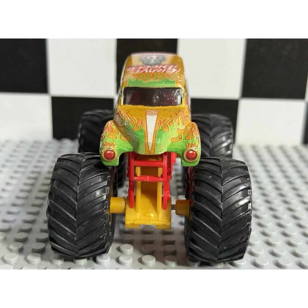 GOLD Spin Master Monster Jam 40th Anniversary Grave Digger Truck 1:64 - Picture 3 of 7